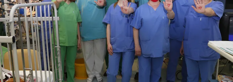 Piros szívek a dolgozók tenyerén
